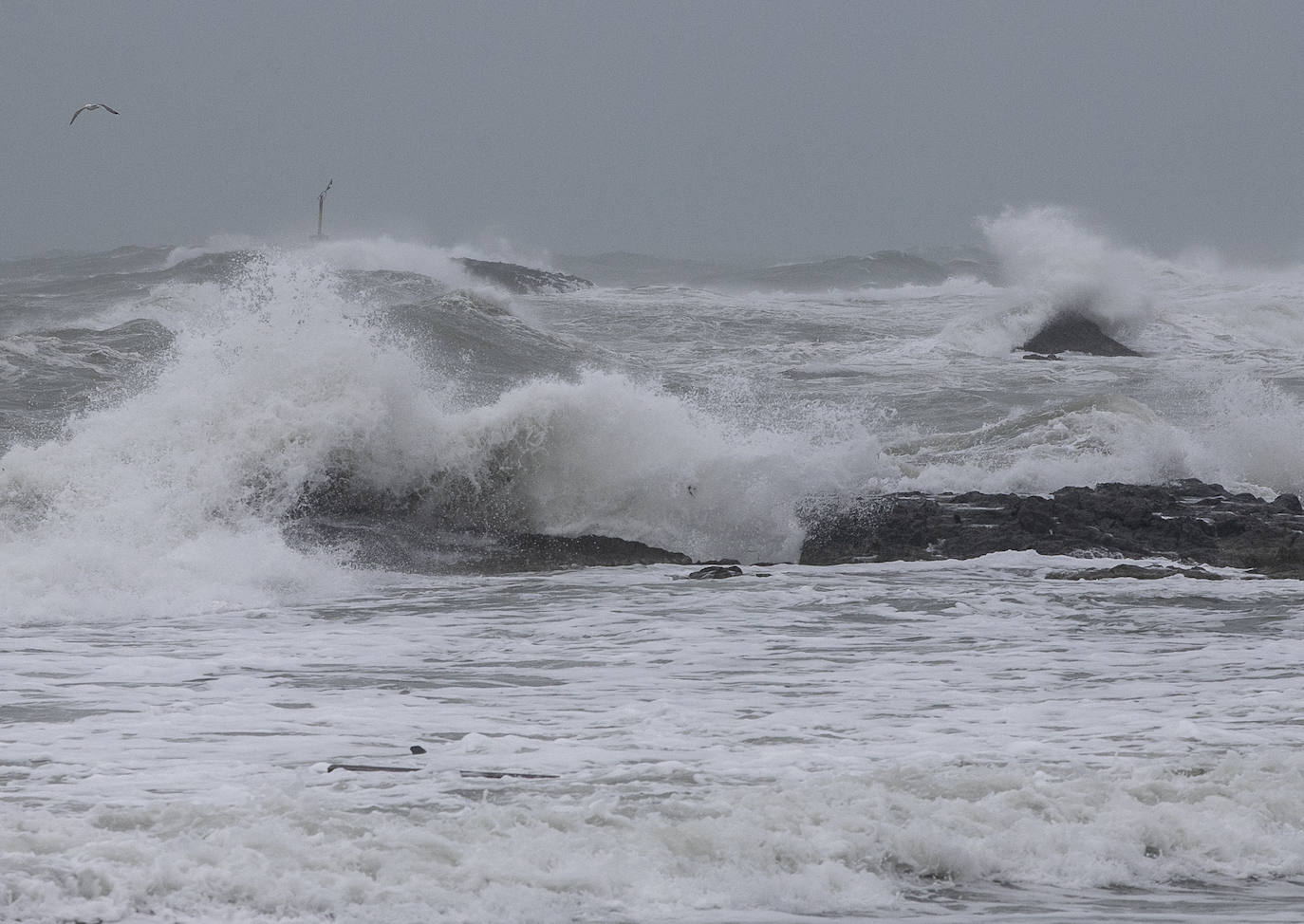 Fotos: El temporal causa daños graves en el paseo marítimo de Cabo de Palos