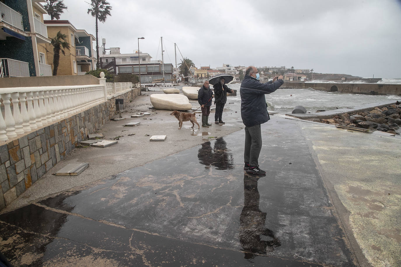 Fotos: El temporal causa daños graves en el paseo marítimo de Cabo de Palos