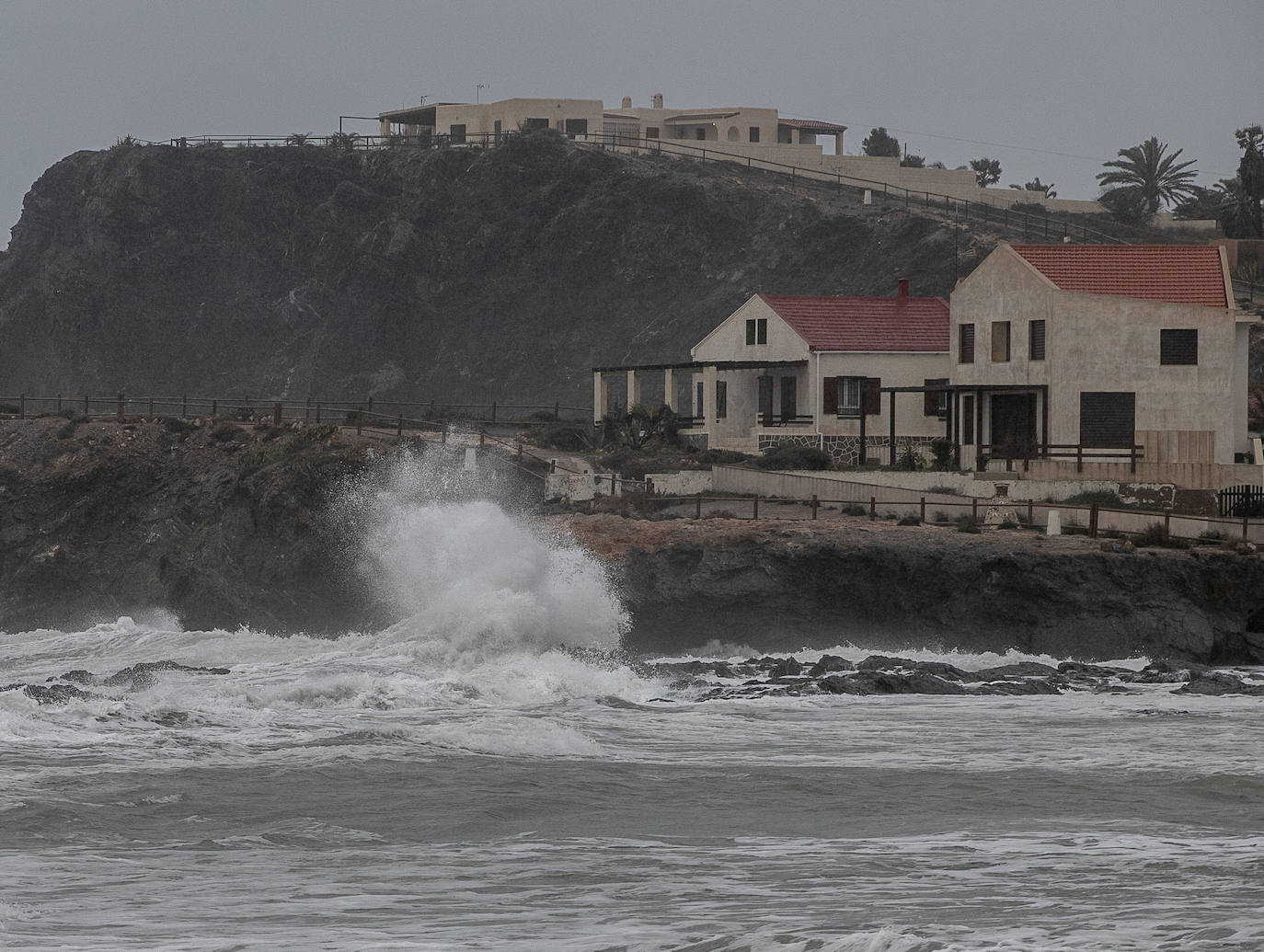 Fotos: El temporal causa daños graves en el paseo marítimo de Cabo de Palos