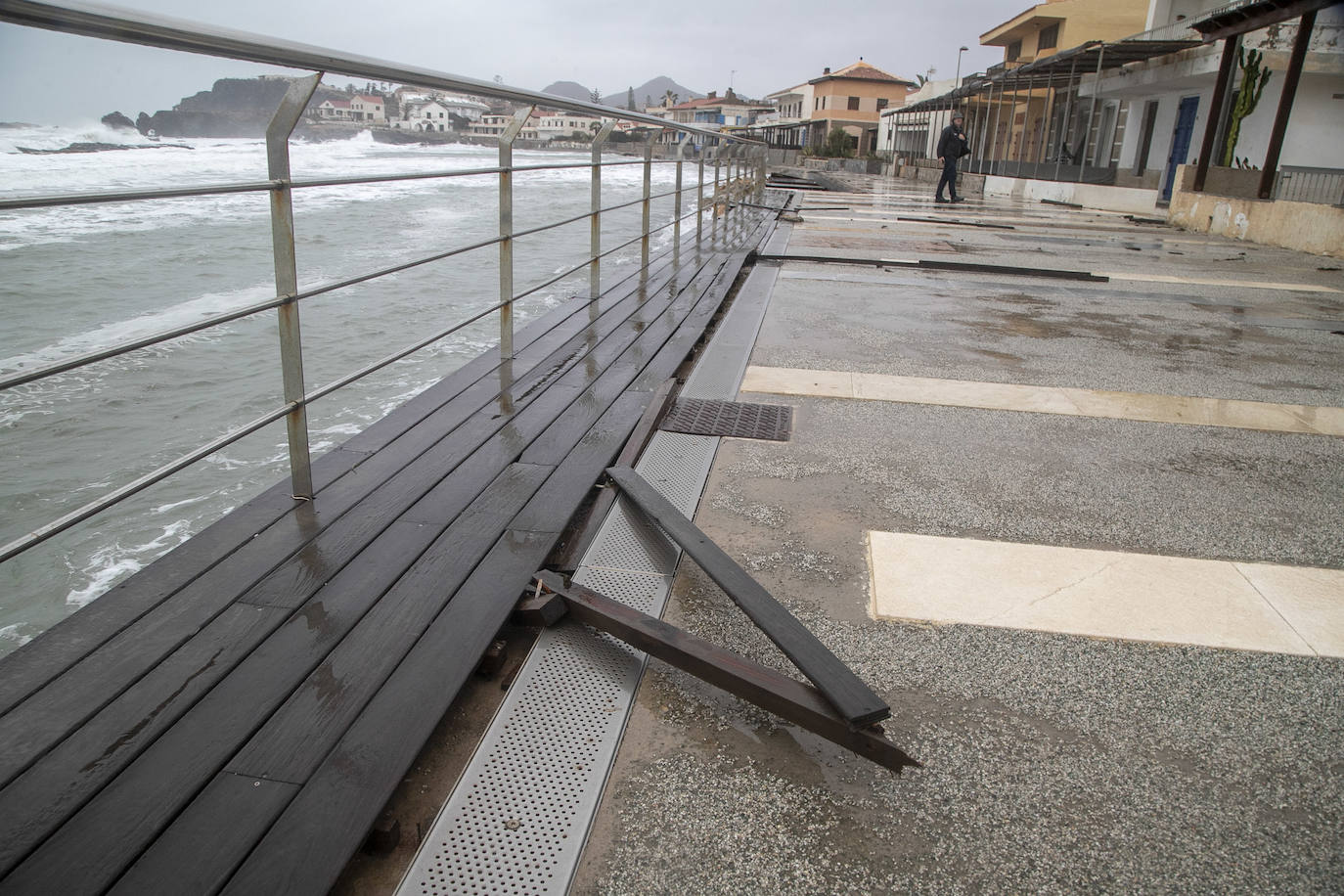 Fotos: El temporal causa daños graves en el paseo marítimo de Cabo de Palos