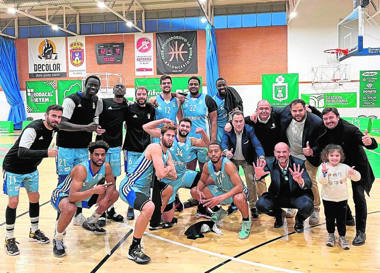 Jugadores, técnicos y directivos del FC Cartagena CB posan tras ganar ayer en La Roda. 