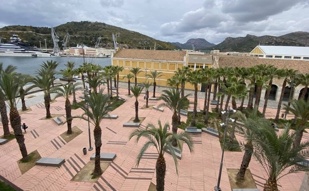 La nave que será rehabilitada, a la izquierda, junto a la plaza del antiguo CIM. 