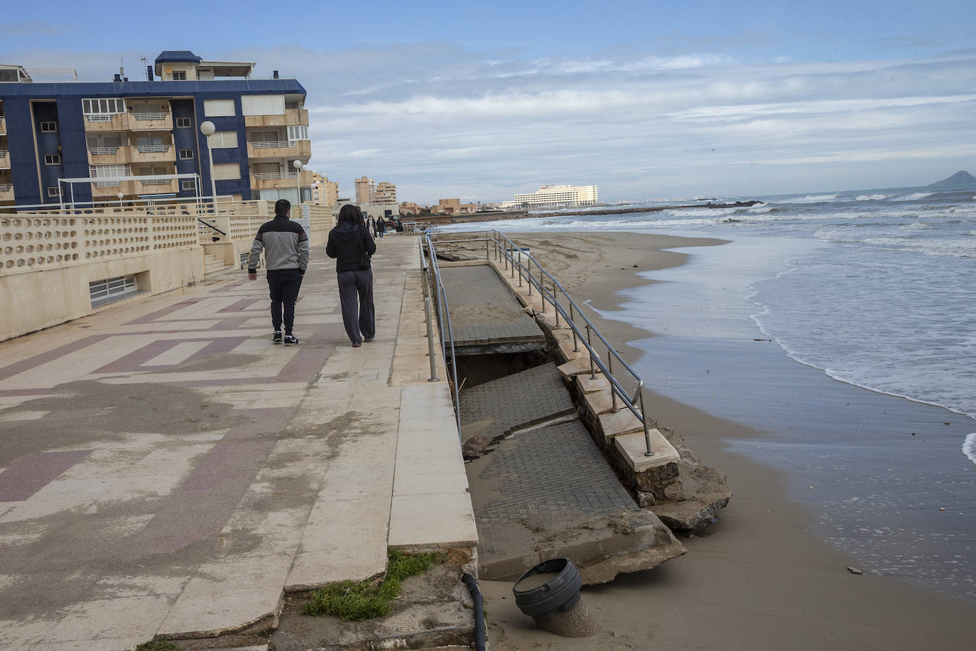 Fotos: Trabajo contra reloj para adecentar las playas de la Región