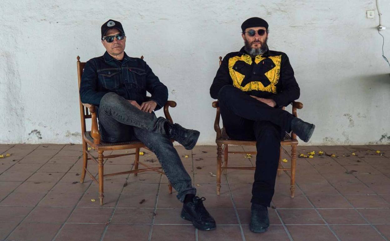 Florent y J, dos de los miembros de Los Planetas.