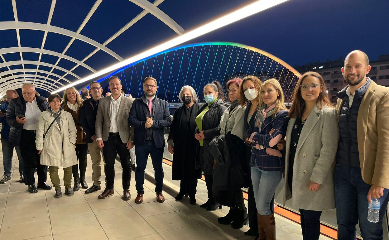 Mateos (c) junto a la viuda del alcalde Miguel Navarro y ediles durante la inauguración de la iluminación de la pasarela. 