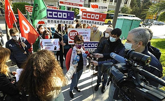 Protesta de profesores asociados, este viernes, a las puertas del Rectorado. 