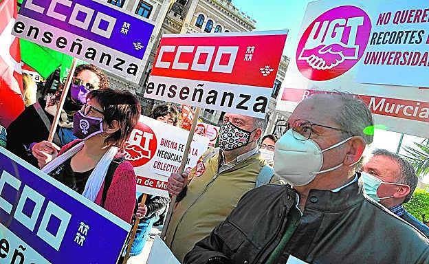 Sindicatos y asociados, durante la protesta a las puertas de la Convalecencia, sede del Rectorado.