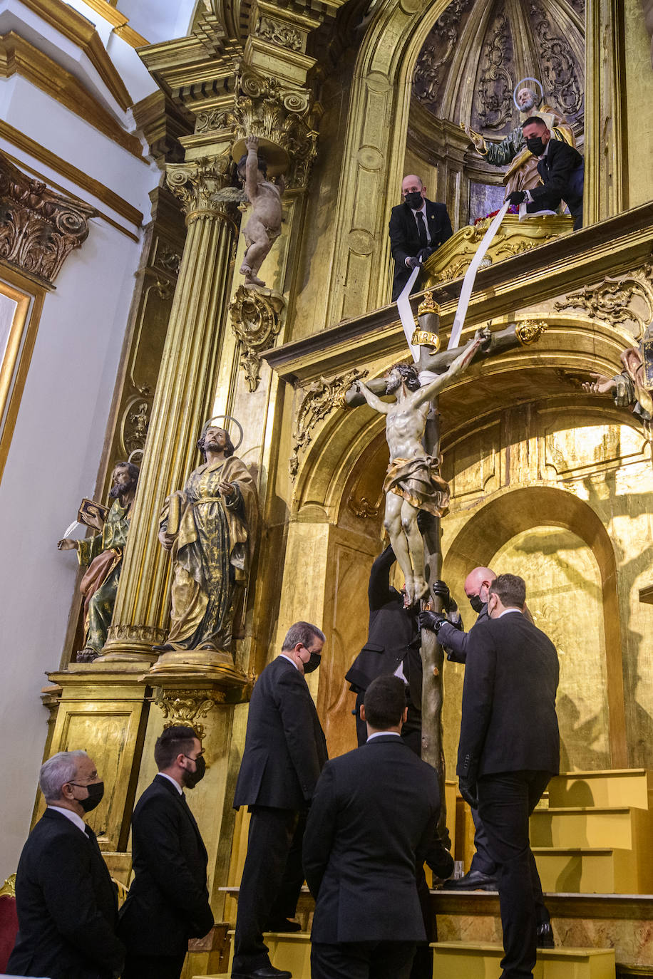 Fotos: La iglesia de San Pedro Apóstol celebra el desdencimiento del Cristo de la Esperanza