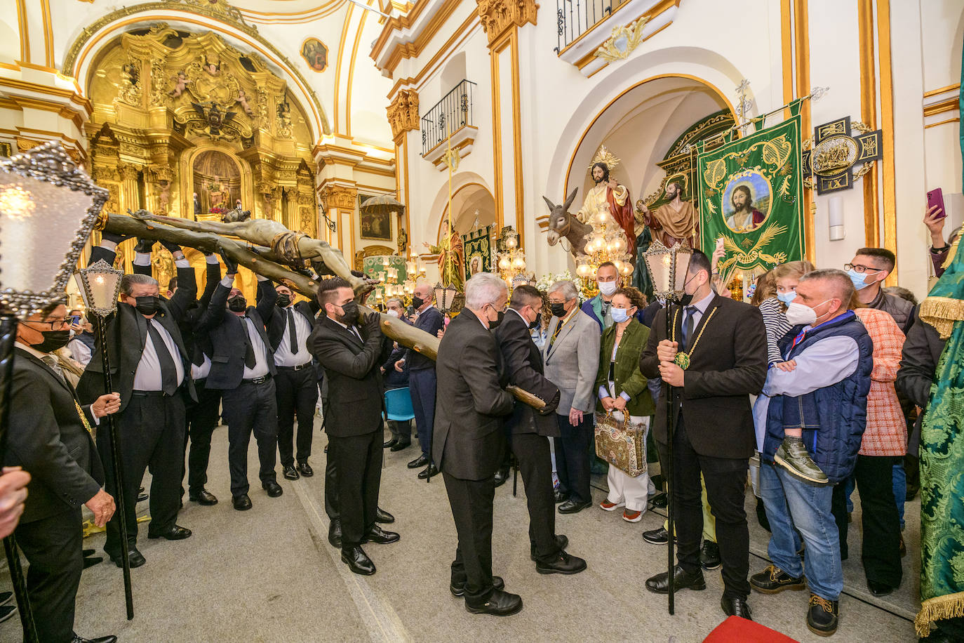 Fotos: La iglesia de San Pedro Apóstol celebra el desdencimiento del Cristo de la Esperanza