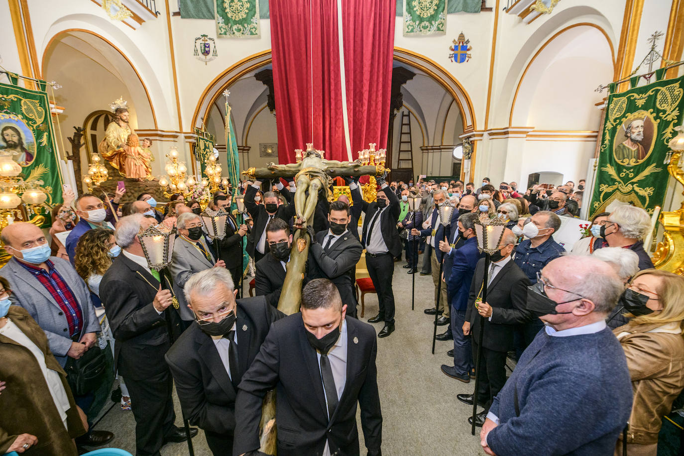 Fotos: La iglesia de San Pedro Apóstol celebra el desdencimiento del Cristo de la Esperanza