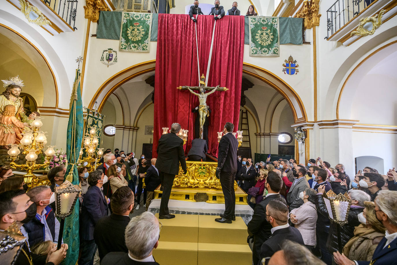 Fotos: La iglesia de San Pedro Apóstol celebra el desdencimiento del Cristo de la Esperanza