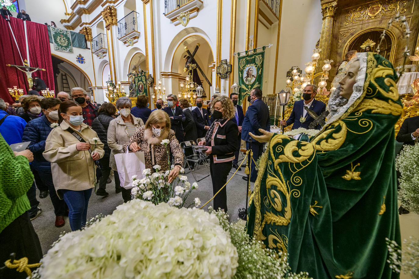 Fotos: La iglesia de San Pedro Apóstol celebra el desdencimiento del Cristo de la Esperanza