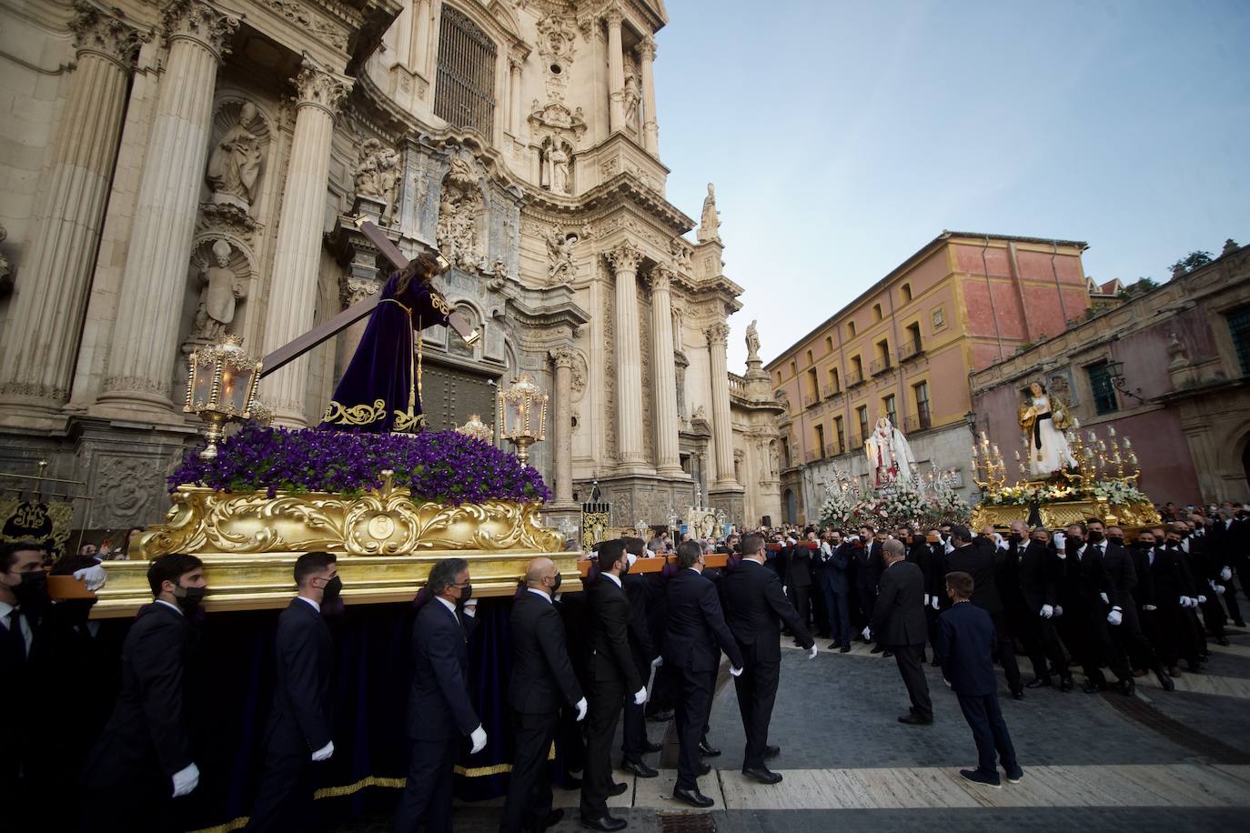 Fotos: Encuentro de Nuestro Padre Jesús de la Merced en la plaza Cardenal Belluga de Murcia, en imágenes