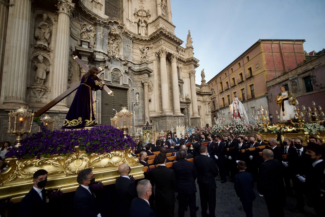 Fotos: Encuentro de Nuestro Padre Jesús de la Merced en la plaza Cardenal Belluga de Murcia, en imágenes