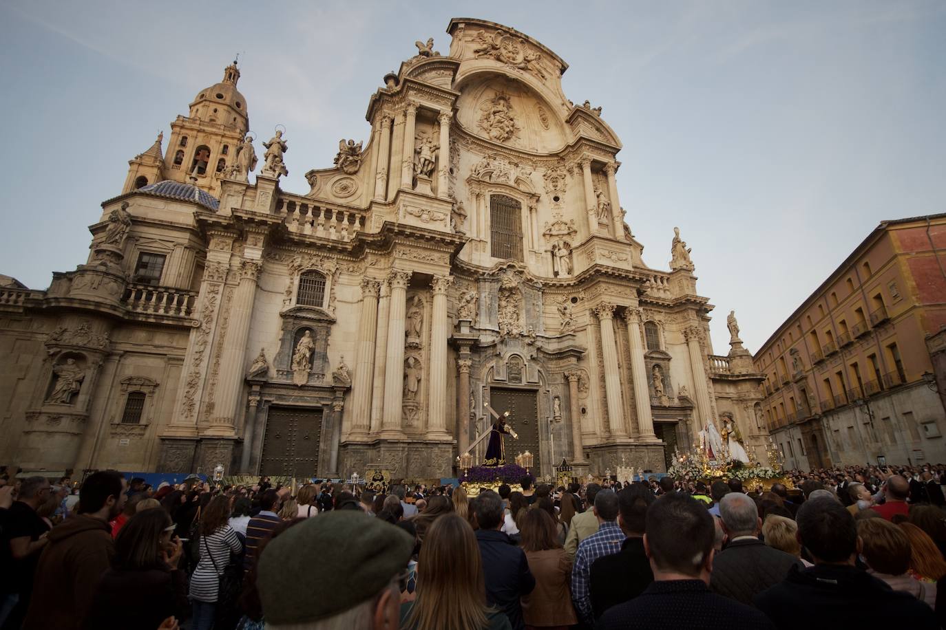 Fotos: Encuentro de Nuestro Padre Jesús de la Merced en la plaza Cardenal Belluga de Murcia, en imágenes