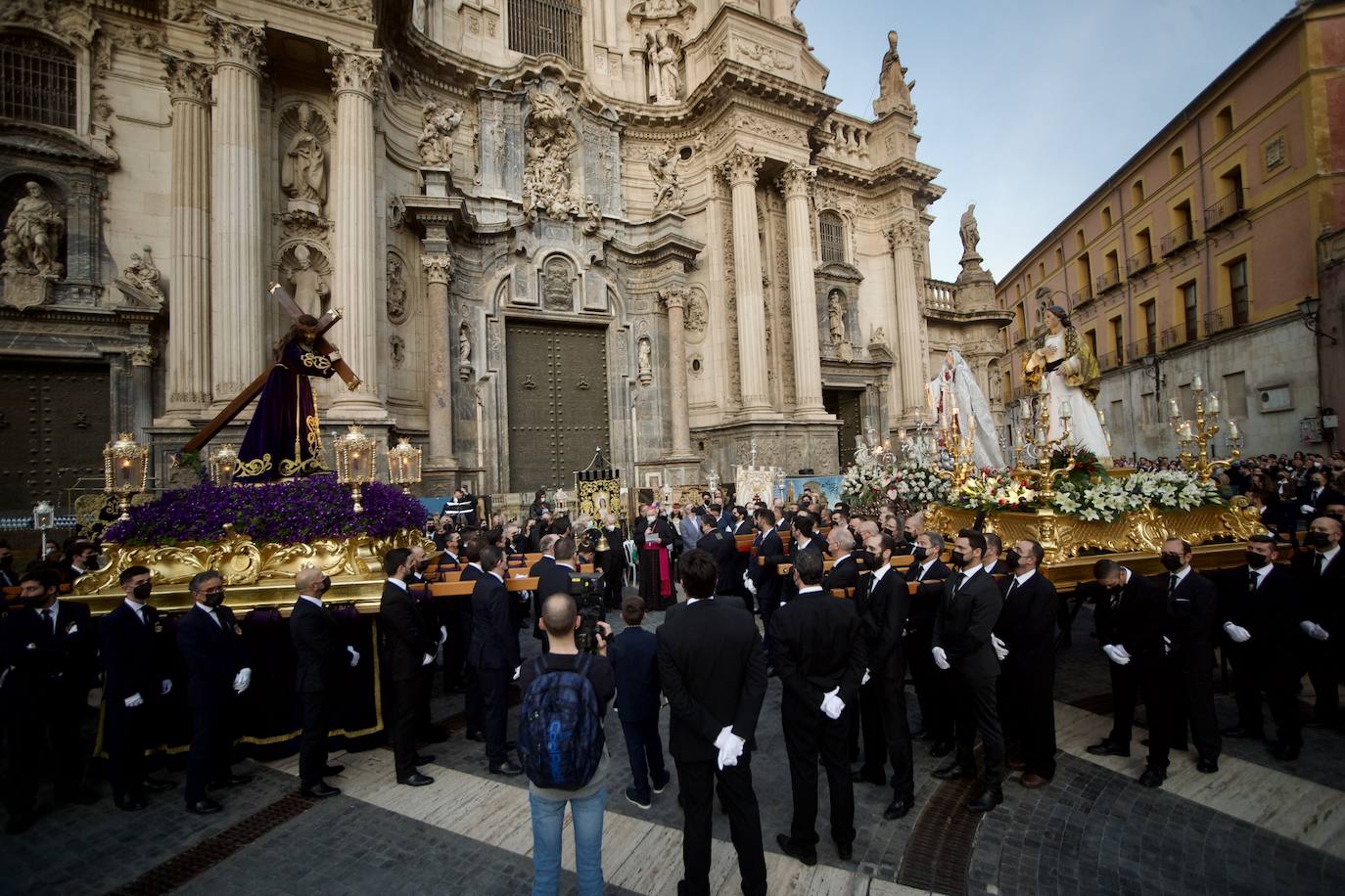 Fotos: Encuentro de Nuestro Padre Jesús de la Merced en la plaza Cardenal Belluga de Murcia, en imágenes