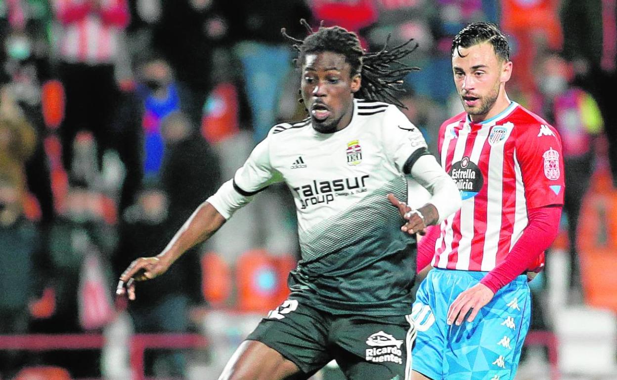 El ghanés Boateng, anoche, presionado por el exalbinegro Clavería.