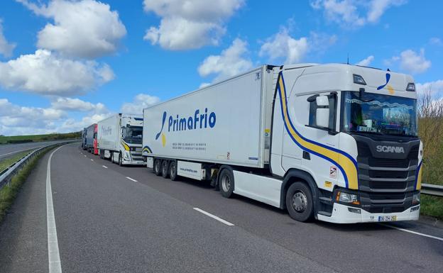 Camiones atascados en las inmediaciones del puerto de Dover, este viernes.