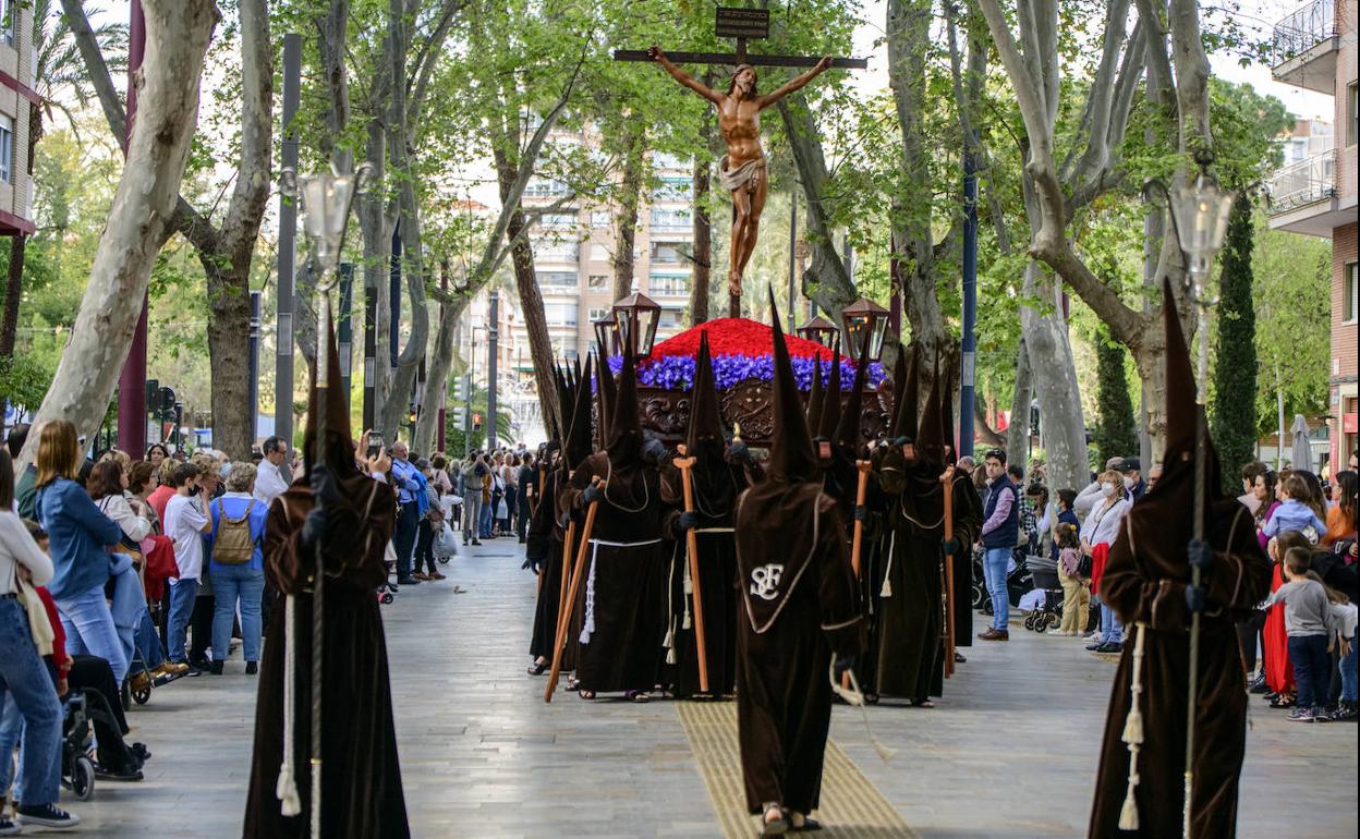 La procesión de la Fe avanza por el paseo Alfonso X, este sábado, en Murcia. 