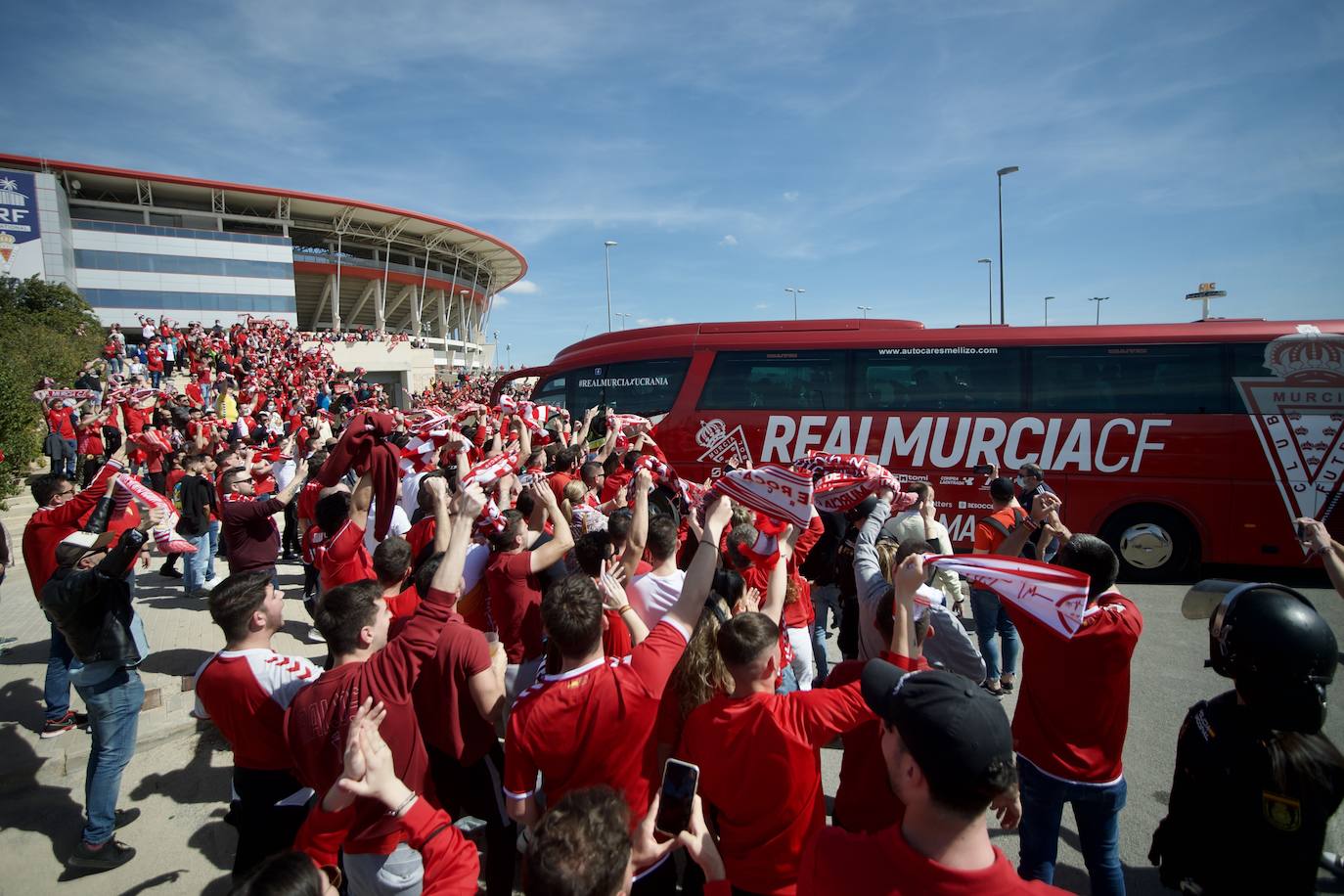 Fotos: El recibimiento de los aficionados al Real Murcia antes del partido contra el Hércules de Alicante