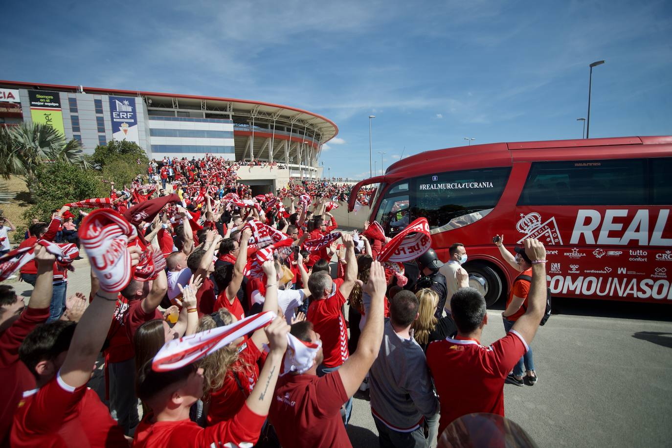 Fotos: El recibimiento de los aficionados al Real Murcia antes del partido contra el Hércules de Alicante
