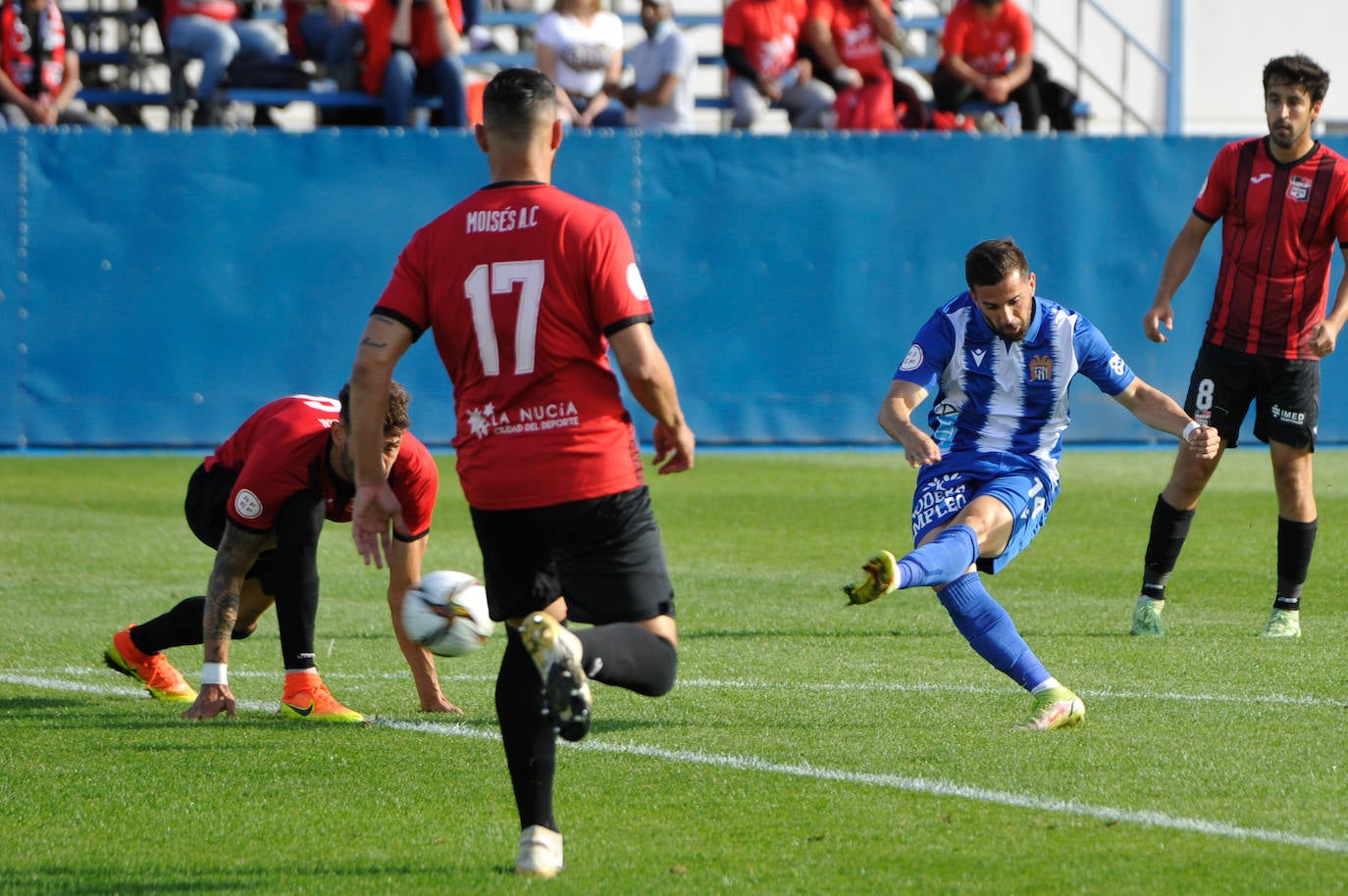 Fotos: El Águilas sale del infierno (Águilas 2, La Nucía 0)