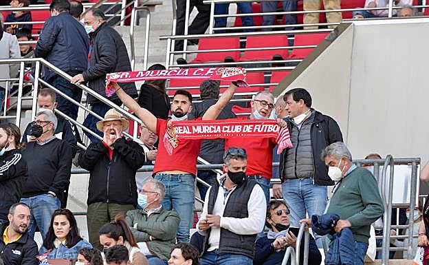 Galería. Aficionados del Real Murcia en las gradas del Enrique Roca.