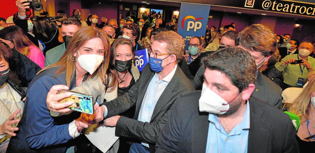 Patricia Fernández y otra afiliada se hacen un selfi con Alberto Núñez Feijóo en Murcia, con Fernando López Miras al lado. 