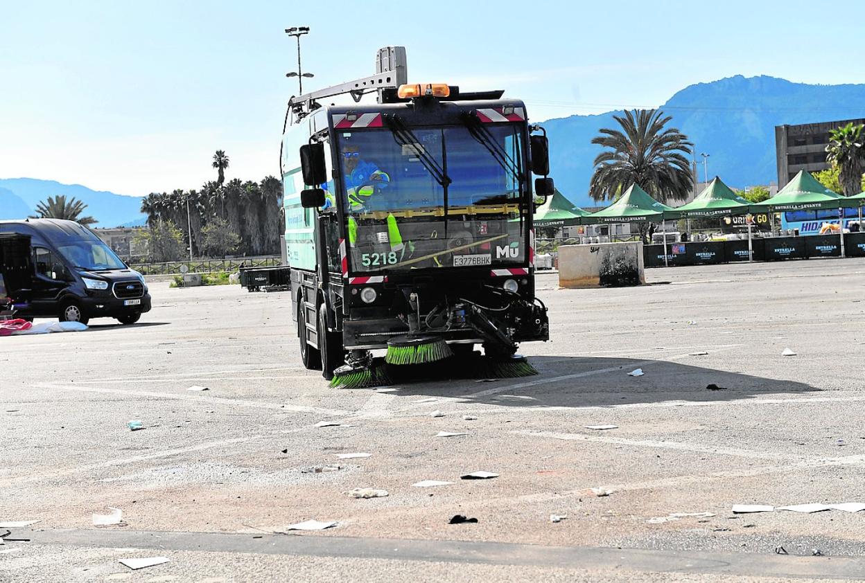 Operarios del servicio de limpieza trabajan en la zona tras la celebración del Marearock. 