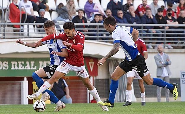 Saura regatea a los jugadores del Hércules.