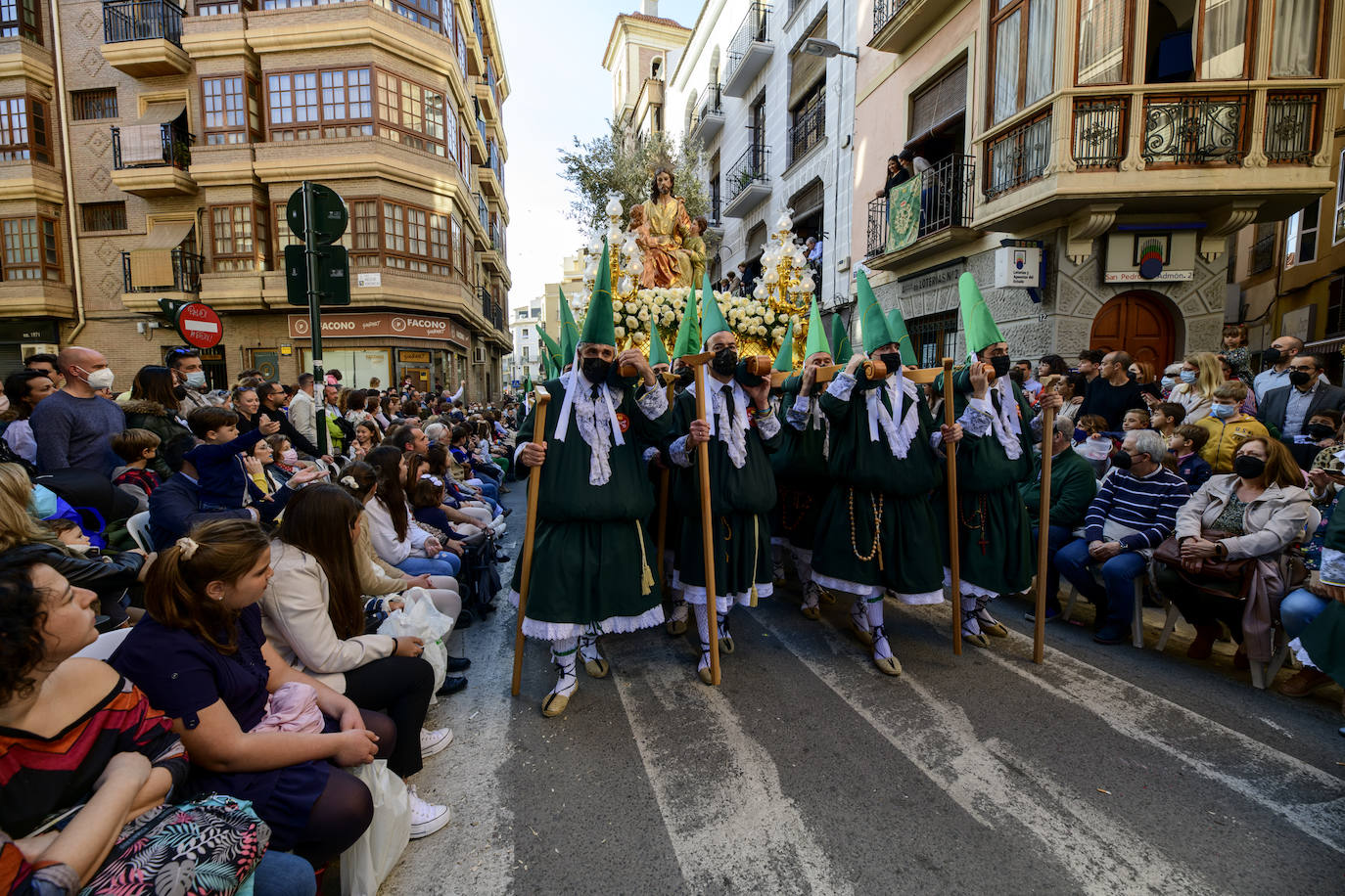 Fotos: Túnicas verdes por San Pedro