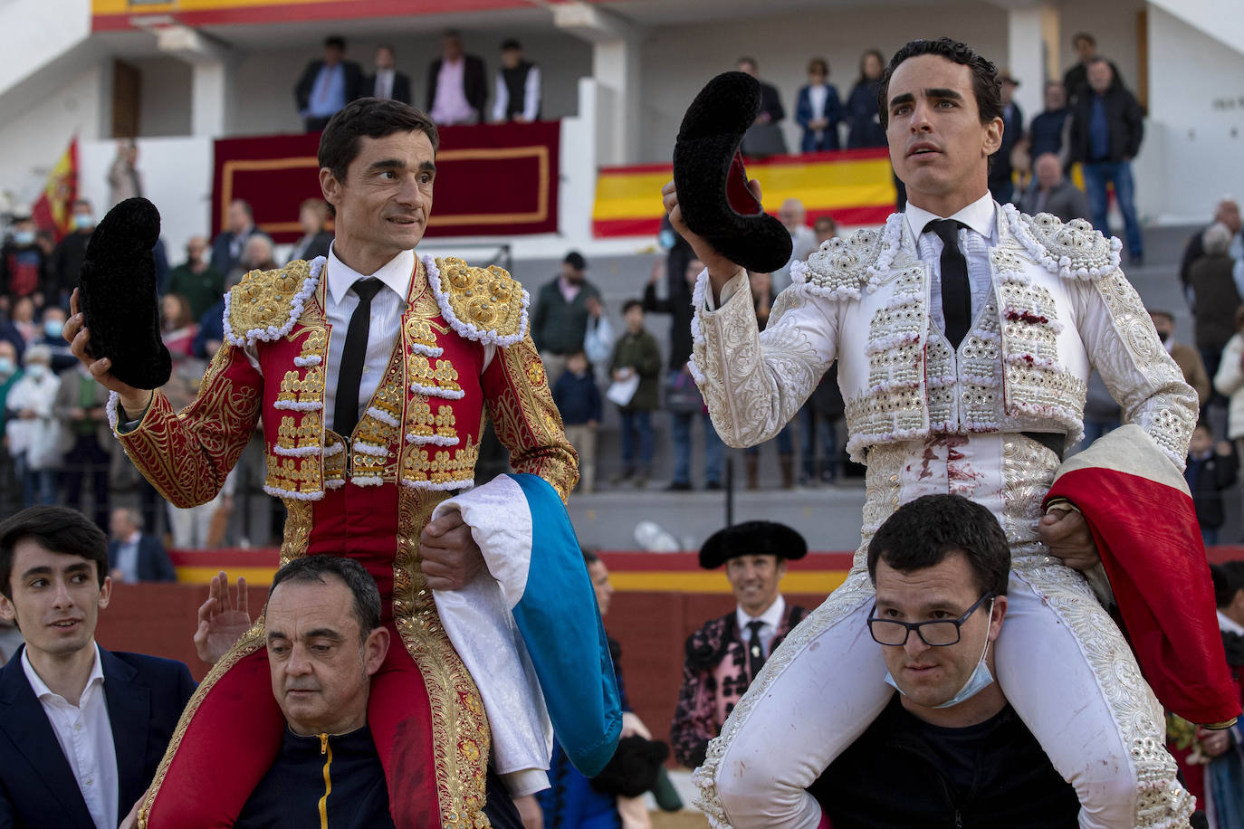 Fotos: Puerta grande para Ureña y Galdós en Yecla