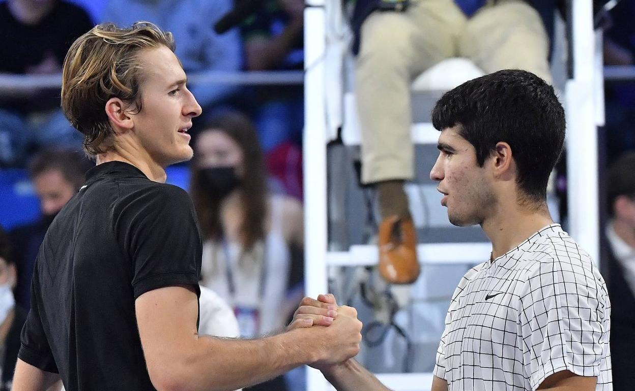 Sebastian Korda y Carlos Alcaraz se saludan tras la final de las NextGen ATP Finals, el año pasado.