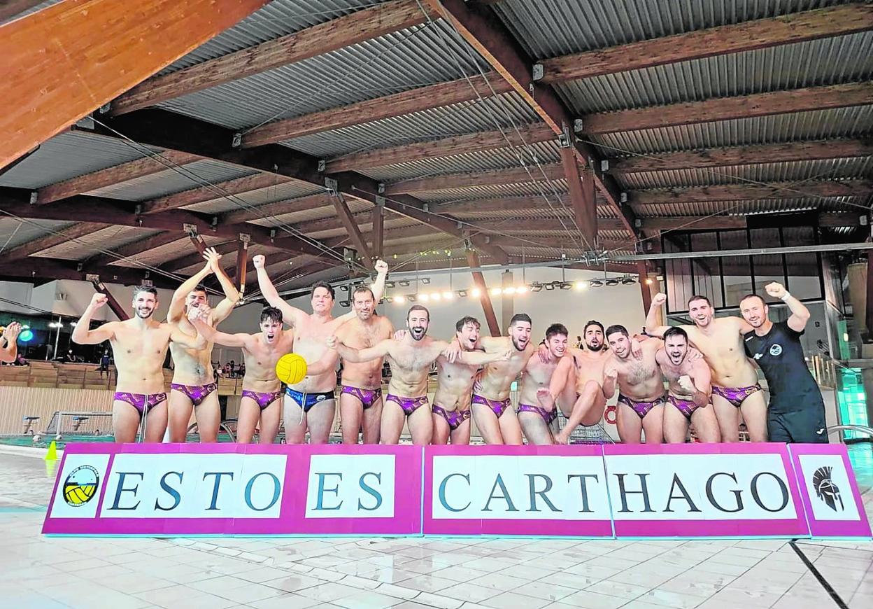 Los jugadores del CW Carthago celebran el título de la liga regional, la segunda conquistada de manera consecutiva, en la piscina del Palacio de Deportes. 