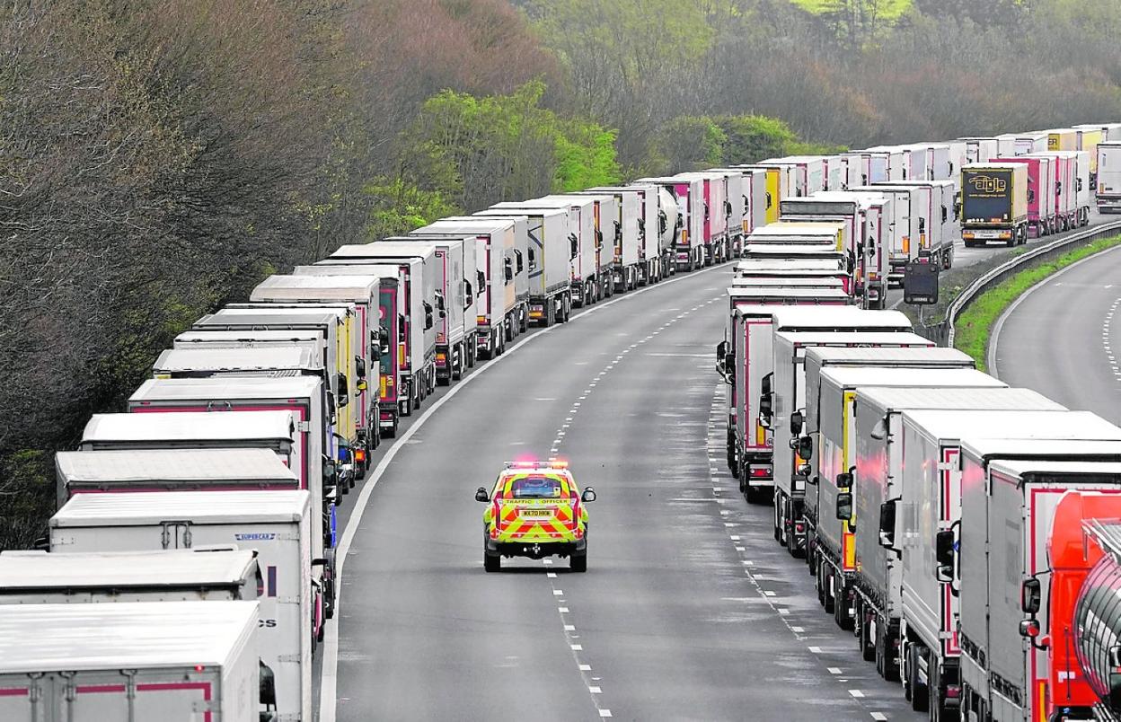 Un vehículo de emergencias pasa entre las colas de camiones en los accesos al puerto de Dover. 