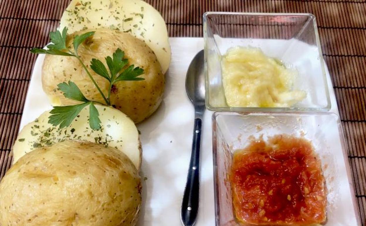 Patatas asadas con dos salsas