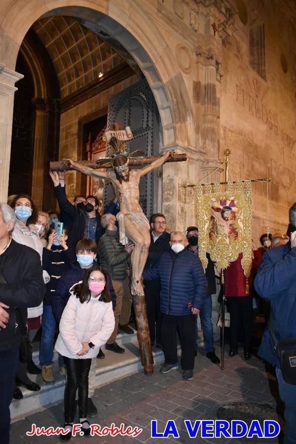 En la noche del Viernes de Dolores, la imagen de Nuestra Señora de los Dolores (azules) salió desde la antigua iglesia de La Compañía para recorrer las calles de «La Carrera», a su paso por la parroquia de El Salvador, el Cristo de los Voluntarios espera en la puerta principal del templo el paso de la procesión; en la ermita de Santa Elena, tuvo lugar el encuentro con Nuestro Padre Jesús (morados), y al llegar a la iglesia de La Concepción, con el Cristo del Prendimiento (colorados). 