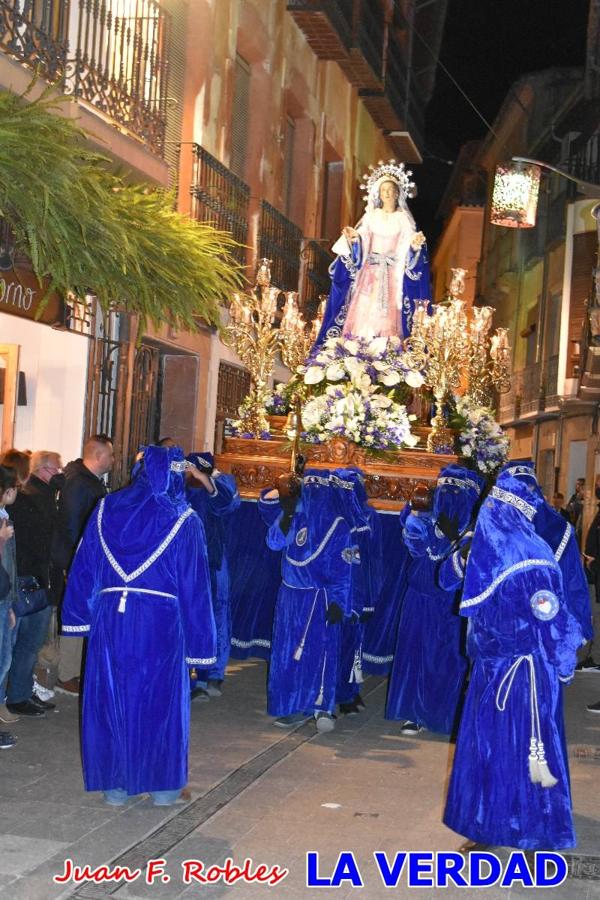 En la noche del Viernes de Dolores, la imagen de Nuestra Señora de los Dolores (azules) salió desde la antigua iglesia de La Compañía para recorrer las calles de «La Carrera», a su paso por la parroquia de El Salvador, el Cristo de los Voluntarios espera en la puerta principal del templo el paso de la procesión; en la ermita de Santa Elena, tuvo lugar el encuentro con Nuestro Padre Jesús (morados), y al llegar a la iglesia de La Concepción, con el Cristo del Prendimiento (colorados). 