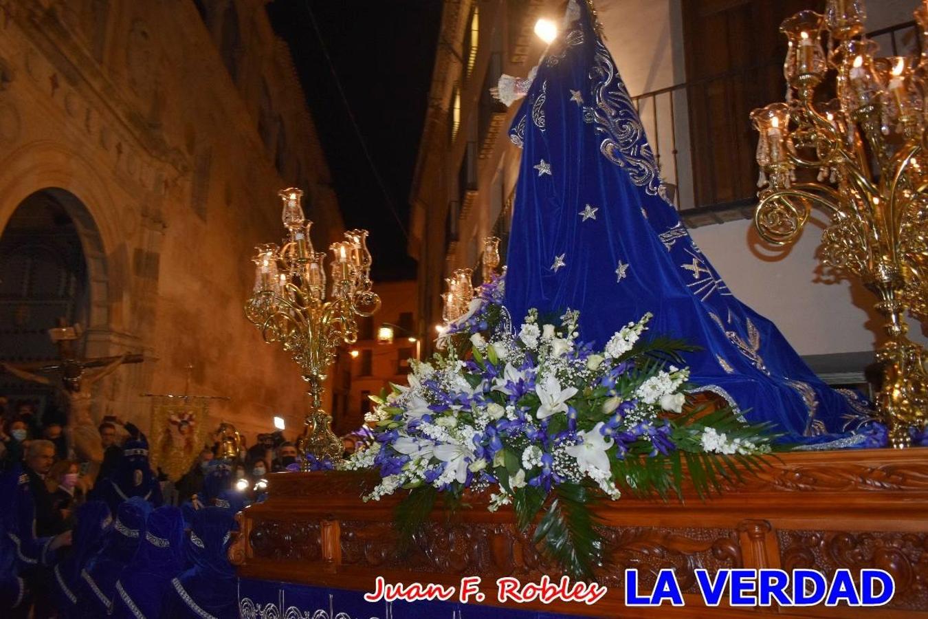 En la noche del Viernes de Dolores, la imagen de Nuestra Señora de los Dolores (azules) salió desde la antigua iglesia de La Compañía para recorrer las calles de «La Carrera», a su paso por la parroquia de El Salvador, el Cristo de los Voluntarios espera en la puerta principal del templo el paso de la procesión; en la ermita de Santa Elena, tuvo lugar el encuentro con Nuestro Padre Jesús (morados), y al llegar a la iglesia de La Concepción, con el Cristo del Prendimiento (colorados). 