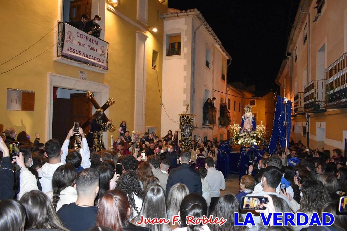 En la noche del Viernes de Dolores, la imagen de Nuestra Señora de los Dolores (azules) salió desde la antigua iglesia de La Compañía para recorrer las calles de «La Carrera», a su paso por la parroquia de El Salvador, el Cristo de los Voluntarios espera en la puerta principal del templo el paso de la procesión; en la ermita de Santa Elena, tuvo lugar el encuentro con Nuestro Padre Jesús (morados), y al llegar a la iglesia de La Concepción, con el Cristo del Prendimiento (colorados). 