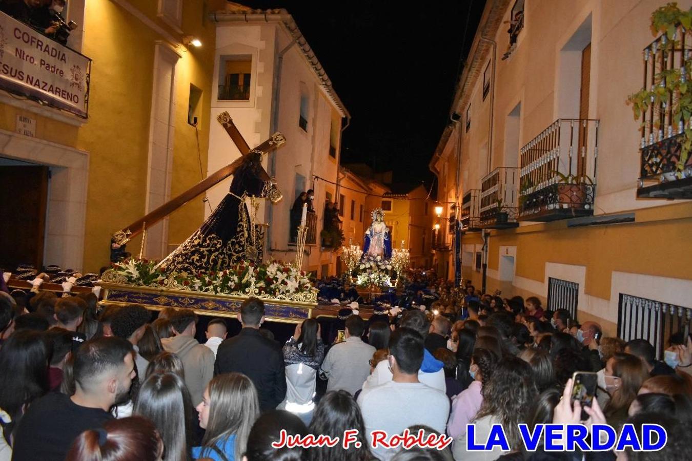 En la noche del Viernes de Dolores, la imagen de Nuestra Señora de los Dolores (azules) salió desde la antigua iglesia de La Compañía para recorrer las calles de «La Carrera», a su paso por la parroquia de El Salvador, el Cristo de los Voluntarios espera en la puerta principal del templo el paso de la procesión; en la ermita de Santa Elena, tuvo lugar el encuentro con Nuestro Padre Jesús (morados), y al llegar a la iglesia de La Concepción, con el Cristo del Prendimiento (colorados). 