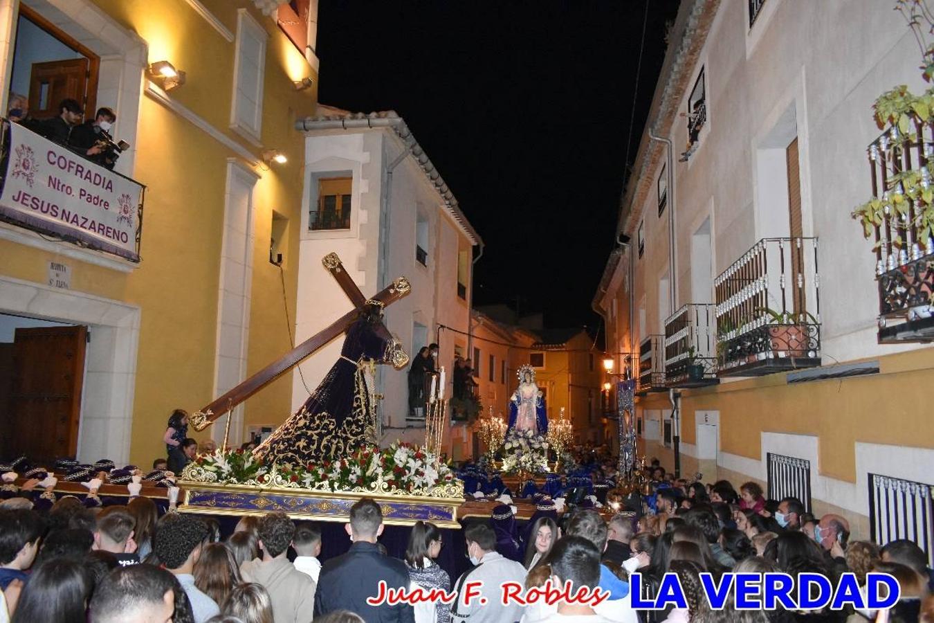 En la noche del Viernes de Dolores, la imagen de Nuestra Señora de los Dolores (azules) salió desde la antigua iglesia de La Compañía para recorrer las calles de «La Carrera», a su paso por la parroquia de El Salvador, el Cristo de los Voluntarios espera en la puerta principal del templo el paso de la procesión; en la ermita de Santa Elena, tuvo lugar el encuentro con Nuestro Padre Jesús (morados), y al llegar a la iglesia de La Concepción, con el Cristo del Prendimiento (colorados). 