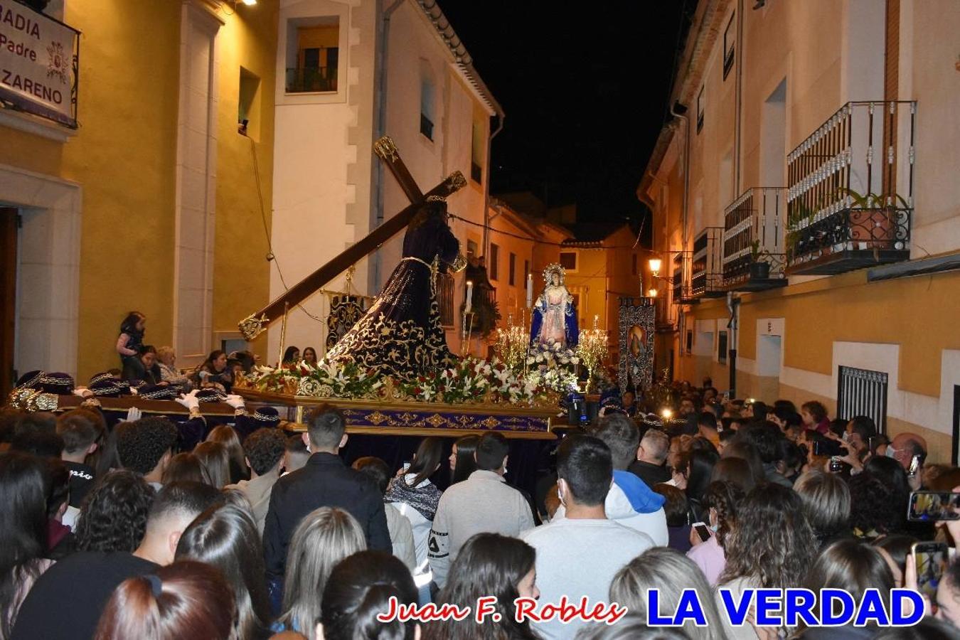 En la noche del Viernes de Dolores, la imagen de Nuestra Señora de los Dolores (azules) salió desde la antigua iglesia de La Compañía para recorrer las calles de «La Carrera», a su paso por la parroquia de El Salvador, el Cristo de los Voluntarios espera en la puerta principal del templo el paso de la procesión; en la ermita de Santa Elena, tuvo lugar el encuentro con Nuestro Padre Jesús (morados), y al llegar a la iglesia de La Concepción, con el Cristo del Prendimiento (colorados). 