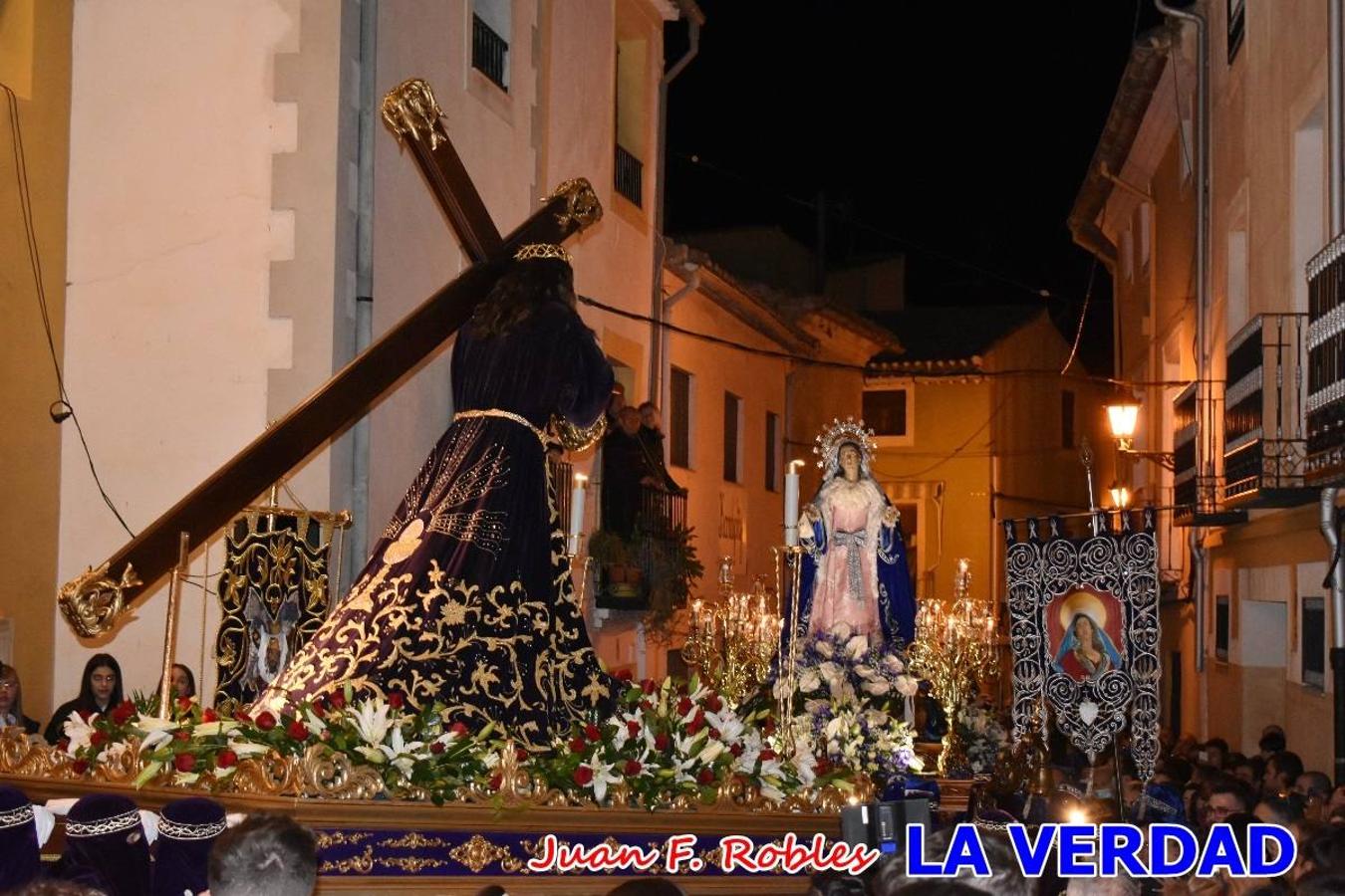 En la noche del Viernes de Dolores, la imagen de Nuestra Señora de los Dolores (azules) salió desde la antigua iglesia de La Compañía para recorrer las calles de «La Carrera», a su paso por la parroquia de El Salvador, el Cristo de los Voluntarios espera en la puerta principal del templo el paso de la procesión; en la ermita de Santa Elena, tuvo lugar el encuentro con Nuestro Padre Jesús (morados), y al llegar a la iglesia de La Concepción, con el Cristo del Prendimiento (colorados). 