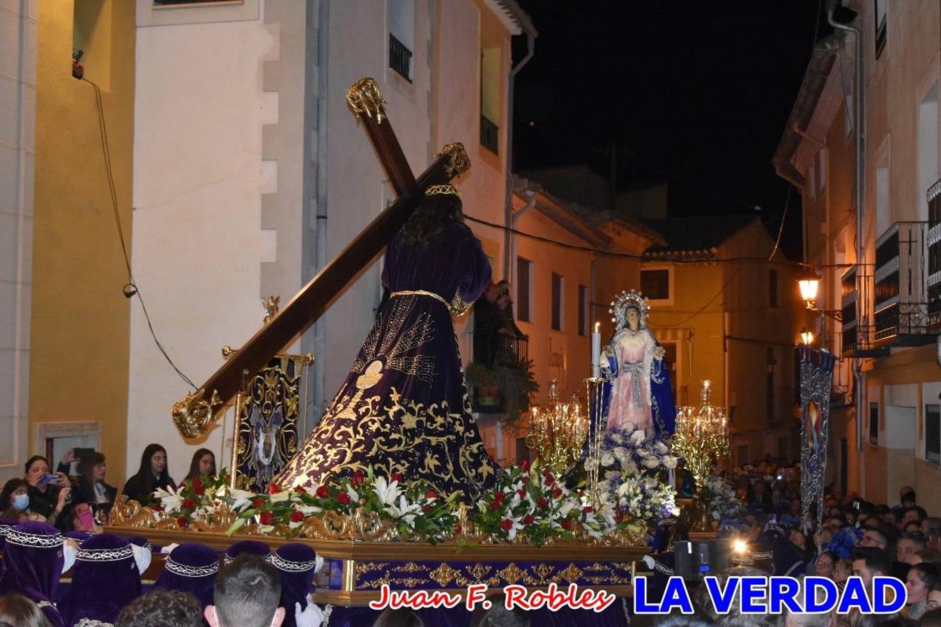 En la noche del Viernes de Dolores, la imagen de Nuestra Señora de los Dolores (azules) salió desde la antigua iglesia de La Compañía para recorrer las calles de «La Carrera», a su paso por la parroquia de El Salvador, el Cristo de los Voluntarios espera en la puerta principal del templo el paso de la procesión; en la ermita de Santa Elena, tuvo lugar el encuentro con Nuestro Padre Jesús (morados), y al llegar a la iglesia de La Concepción, con el Cristo del Prendimiento (colorados). 