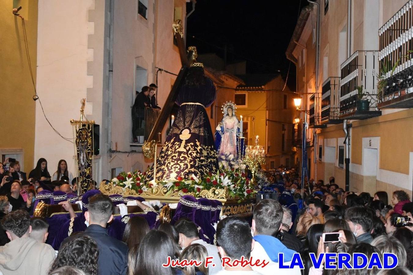 En la noche del Viernes de Dolores, la imagen de Nuestra Señora de los Dolores (azules) salió desde la antigua iglesia de La Compañía para recorrer las calles de «La Carrera», a su paso por la parroquia de El Salvador, el Cristo de los Voluntarios espera en la puerta principal del templo el paso de la procesión; en la ermita de Santa Elena, tuvo lugar el encuentro con Nuestro Padre Jesús (morados), y al llegar a la iglesia de La Concepción, con el Cristo del Prendimiento (colorados). 