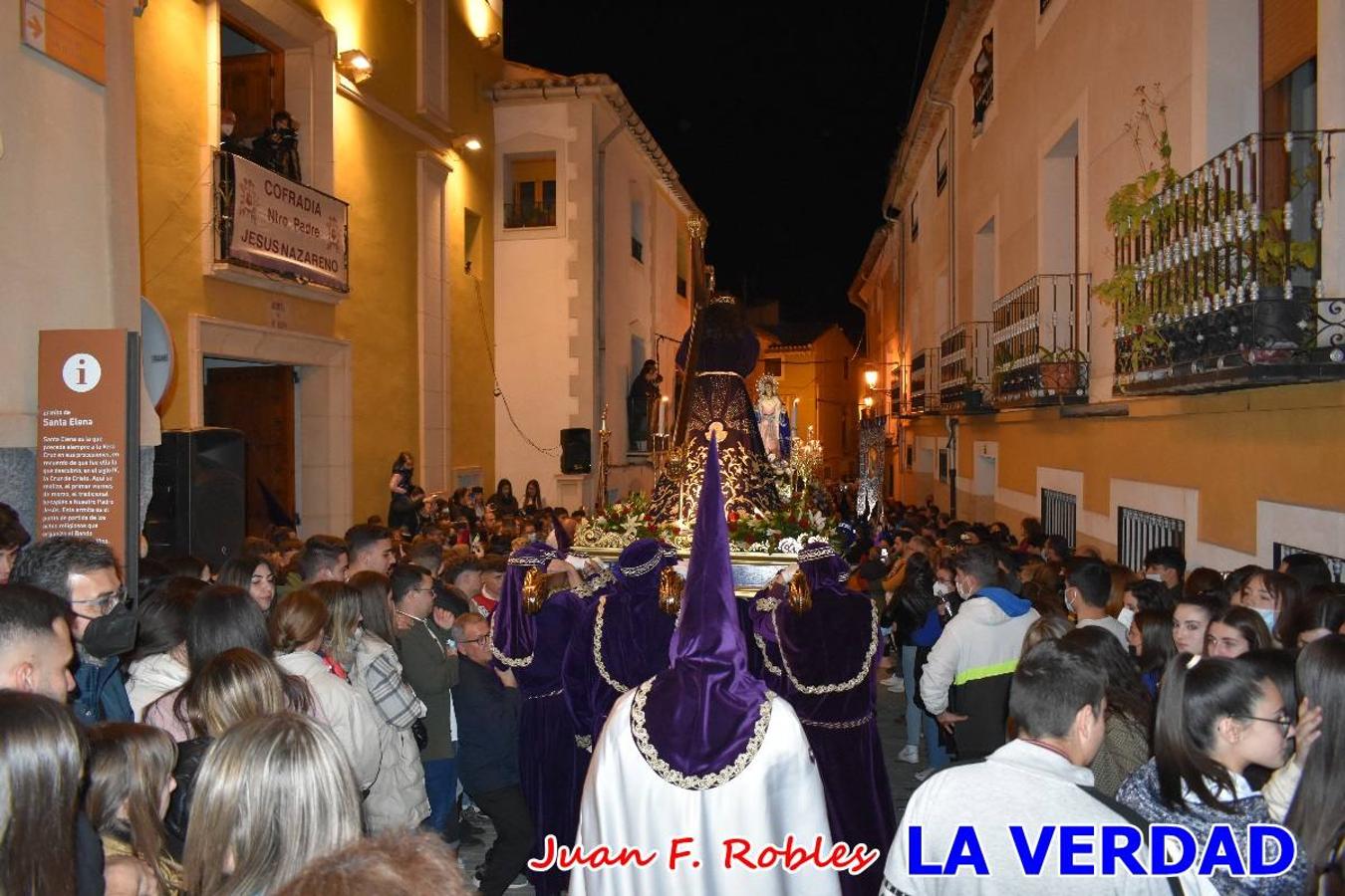 En la noche del Viernes de Dolores, la imagen de Nuestra Señora de los Dolores (azules) salió desde la antigua iglesia de La Compañía para recorrer las calles de «La Carrera», a su paso por la parroquia de El Salvador, el Cristo de los Voluntarios espera en la puerta principal del templo el paso de la procesión; en la ermita de Santa Elena, tuvo lugar el encuentro con Nuestro Padre Jesús (morados), y al llegar a la iglesia de La Concepción, con el Cristo del Prendimiento (colorados). 