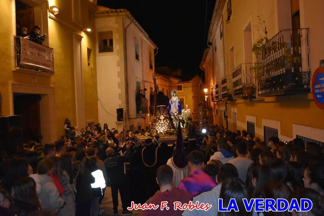 En la noche del Viernes de Dolores, la imagen de Nuestra Señora de los Dolores (azules) salió desde la antigua iglesia de La Compañía para recorrer las calles de «La Carrera», a su paso por la parroquia de El Salvador, el Cristo de los Voluntarios espera en la puerta principal del templo el paso de la procesión; en la ermita de Santa Elena, tuvo lugar el encuentro con Nuestro Padre Jesús (morados), y al llegar a la iglesia de La Concepción, con el Cristo del Prendimiento (colorados). 