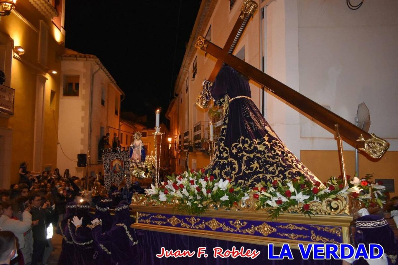 En la noche del Viernes de Dolores, la imagen de Nuestra Señora de los Dolores (azules) salió desde la antigua iglesia de La Compañía para recorrer las calles de «La Carrera», a su paso por la parroquia de El Salvador, el Cristo de los Voluntarios espera en la puerta principal del templo el paso de la procesión; en la ermita de Santa Elena, tuvo lugar el encuentro con Nuestro Padre Jesús (morados), y al llegar a la iglesia de La Concepción, con el Cristo del Prendimiento (colorados). 