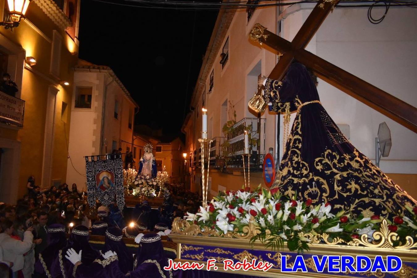 En la noche del Viernes de Dolores, la imagen de Nuestra Señora de los Dolores (azules) salió desde la antigua iglesia de La Compañía para recorrer las calles de «La Carrera», a su paso por la parroquia de El Salvador, el Cristo de los Voluntarios espera en la puerta principal del templo el paso de la procesión; en la ermita de Santa Elena, tuvo lugar el encuentro con Nuestro Padre Jesús (morados), y al llegar a la iglesia de La Concepción, con el Cristo del Prendimiento (colorados). 